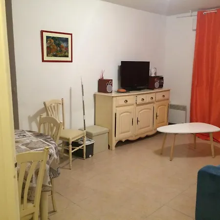 2 Pieces Climatisee Avec Parking Prive Gratuit Au Coeur De , 8 Rue Dct Feraud ,beach And Train Near * Cagnes-sur-Mer